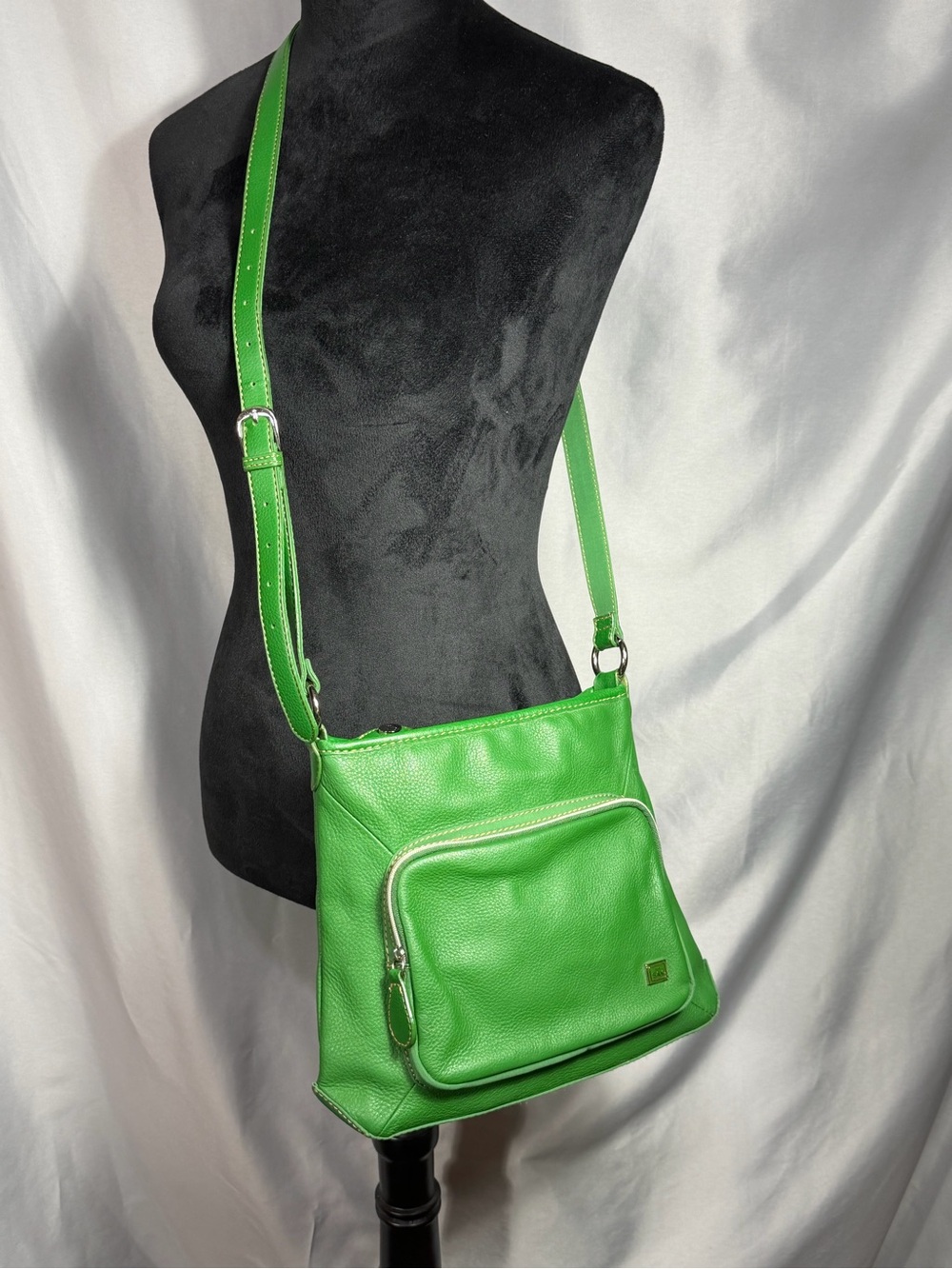 The Sak Leather Crossbody Shoulder Bag Purse Kelly Green Adjustable Strap NWOT